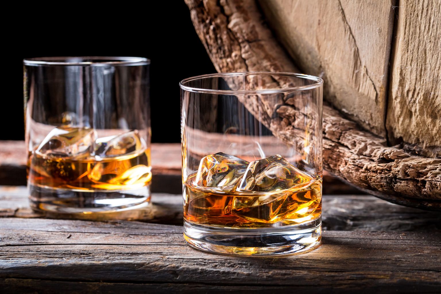 Viskivaat ja jääga viski kahes klaasis. Pilt on illustreeriv
