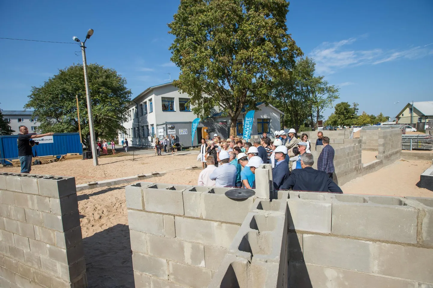 Rakvere esmatasandi tervisekeskus sai nurgakivi läinud aasta suvel ja hoone kerkib jõudsalt. Kadrinas peab tervisekeskuse nurgakivi panekut veel ootama.