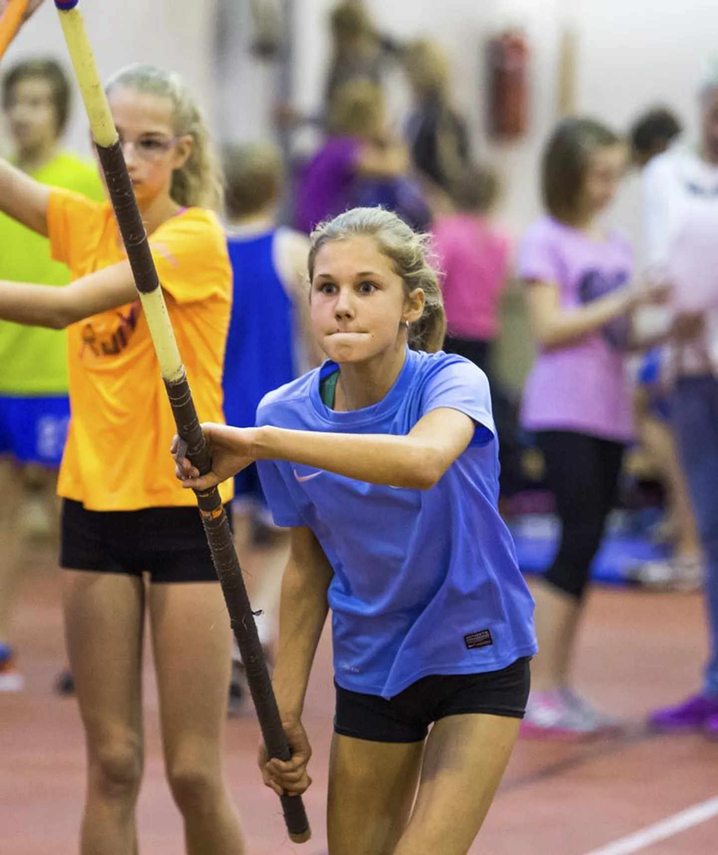 Jane Roosimägi võitis võistlussarja avaetapil nooremate tüdrukute teivashüppe.