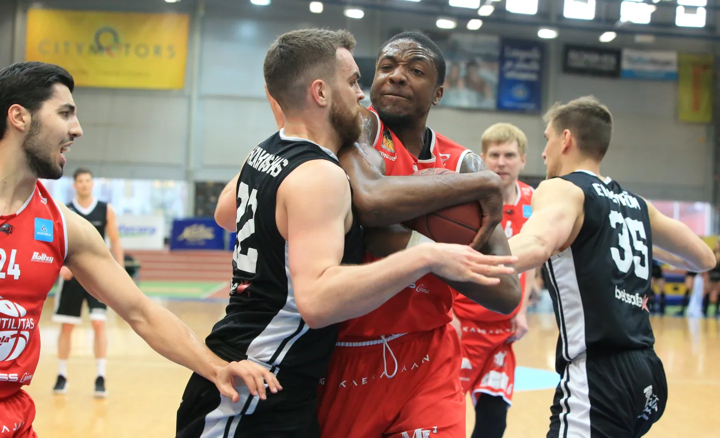 Tartu Ülikool võitis poolfinaalseeria Rapla Avis Utilitase vastu 3:0 ja jõudis finaali, kus kohtutakse tiitlikaitsja BC Kalev/Cramoga.