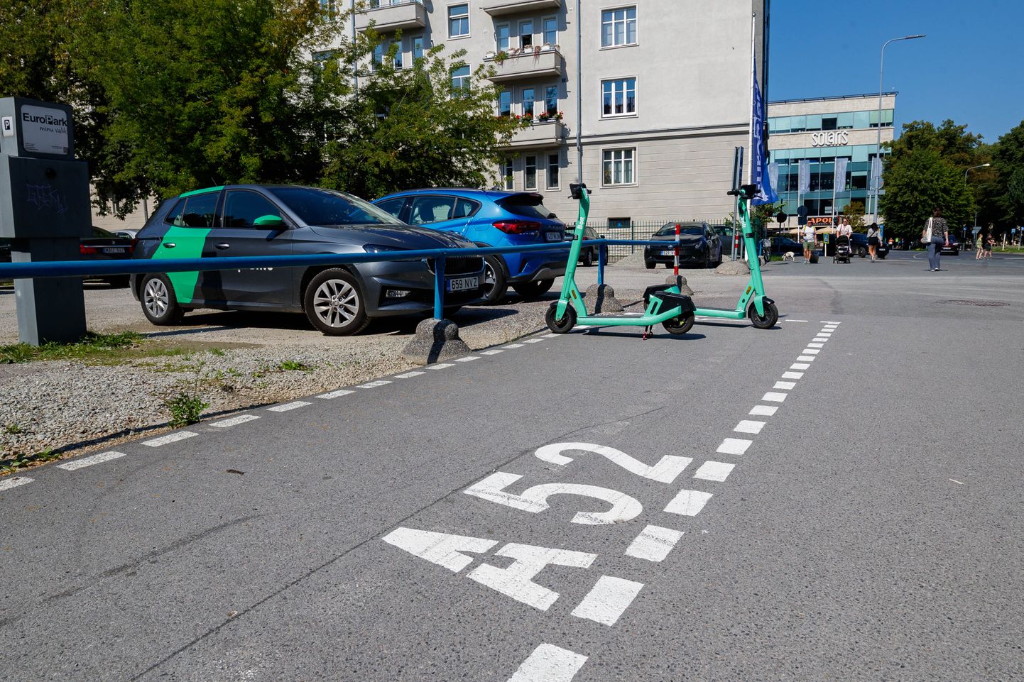 Spetsiaalselt elektritõukeratastele mõeldud parkimisala Tallinnas Lembitu tänaval.