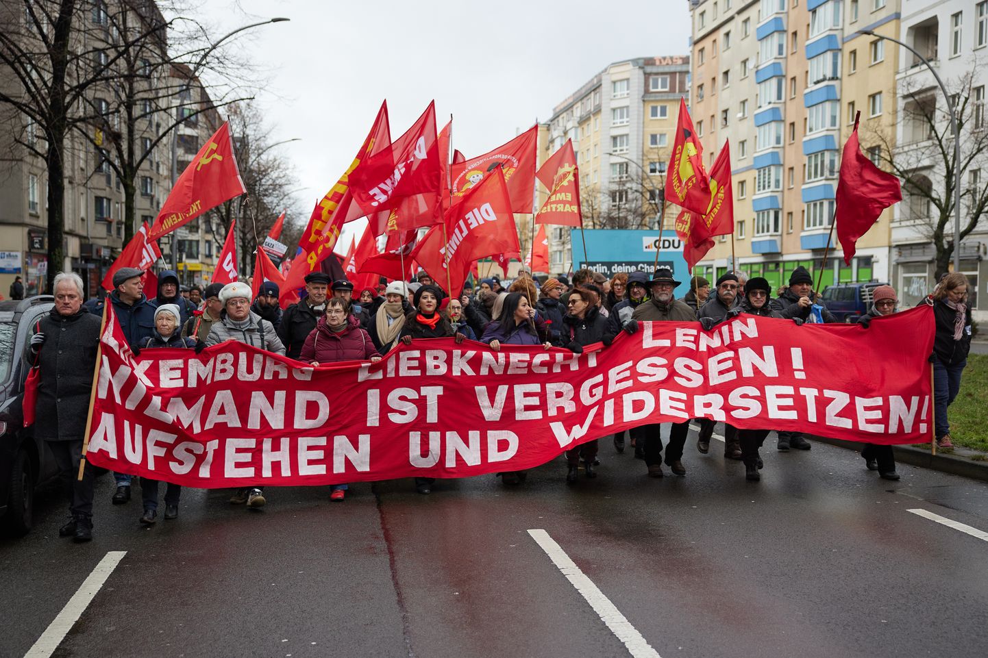 Надпись на плакате: "Люксембург, Либкнехт, Ленин. Никто не забыт! Восстаньте и сопротивляйтесь!"