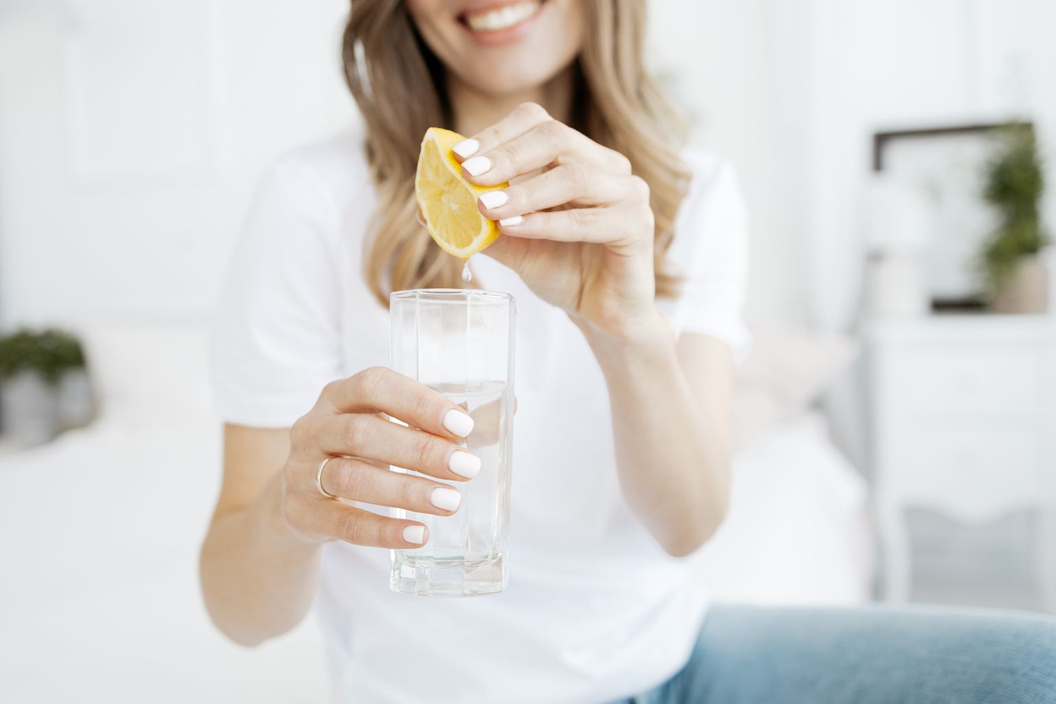 Вода с лимоном полезна. Иллюстративное фото