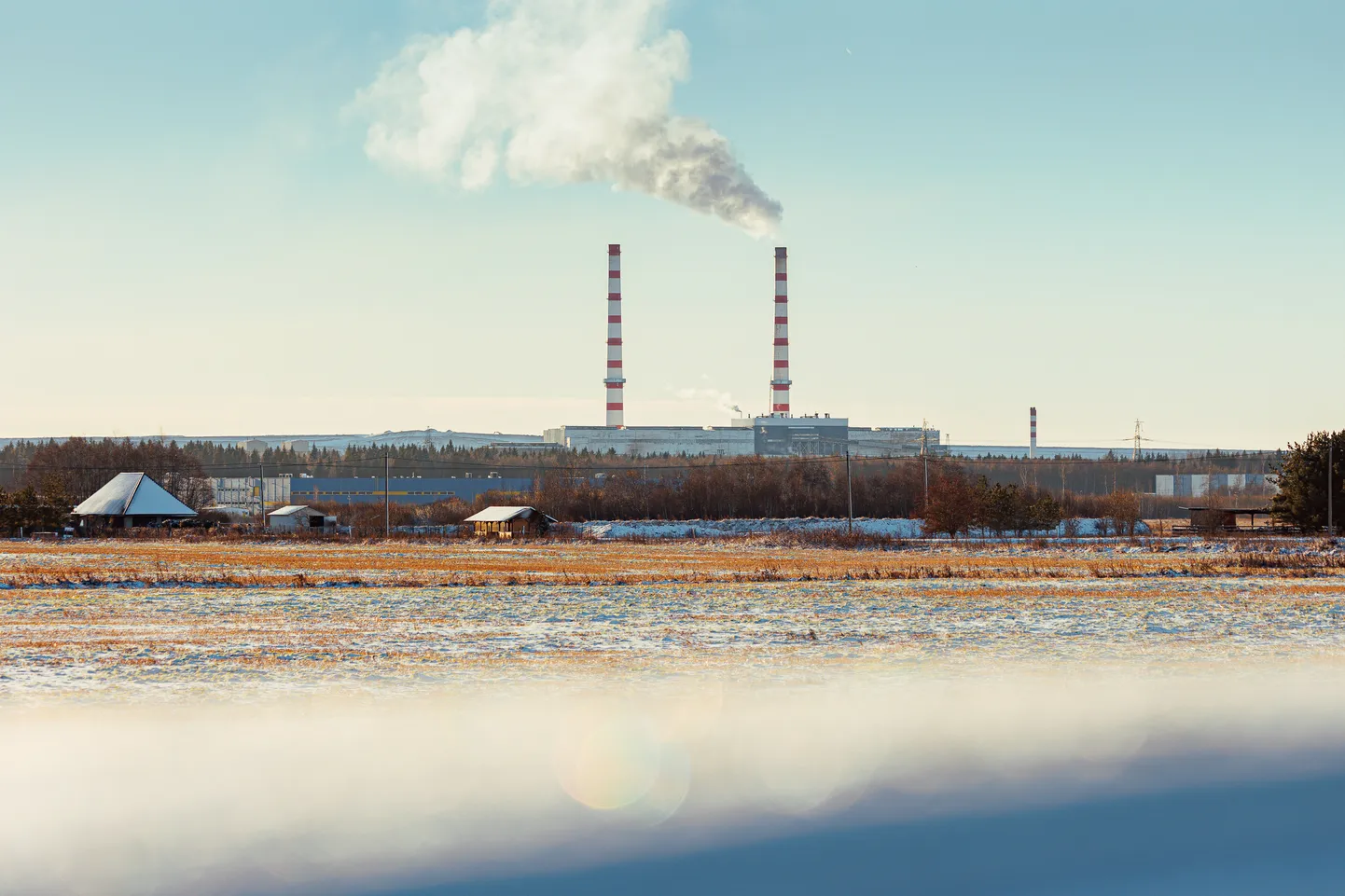 Balti elektrijaama ainus säilinud, 11. energiaplokk toodab alates teisipäevast, 3. detsembrist Narvas ajutiselt kallist elektrit avatud turule ja odavat soojust narvalastele. Eestis ei toimu otsest sõjategevust, kuid pole võimalik välistada Venemaa sabotaažiakte meie energiataristu vastu.