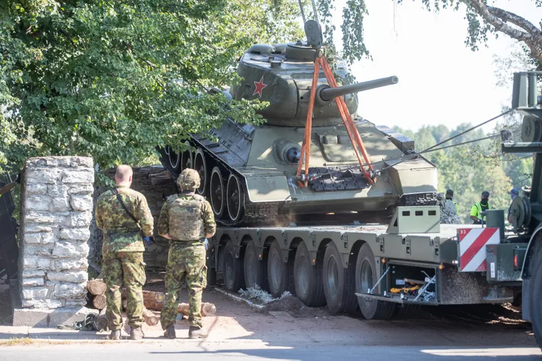 16.08.2022. Narva tank-monument T-34 viidi minema ja postament lammutati. Foto Eero Vabamägi.
