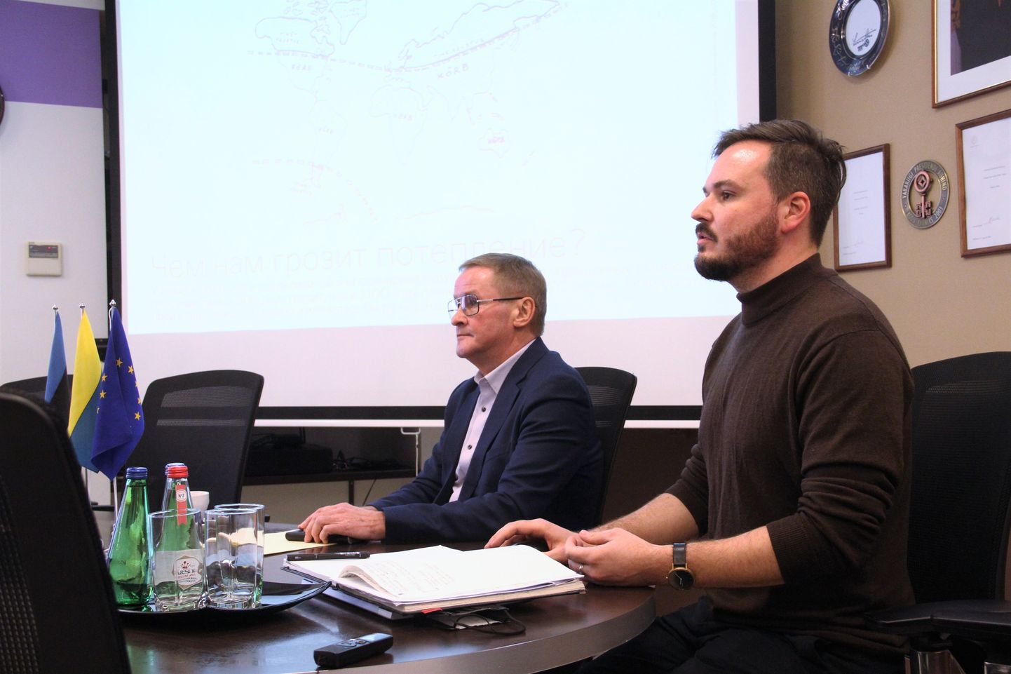 Яак Ааб и Иван Сергеев рассказывают в Нарве о "справедливом переходе".