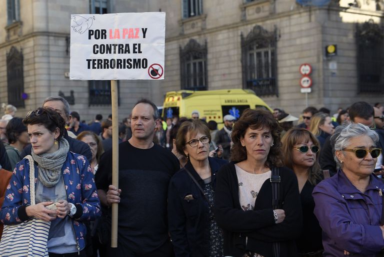 "За мир, против тероризма" - лозунг на испанском языке. Люди собрались на площади Площади Святого Иакова в Барселоне. 