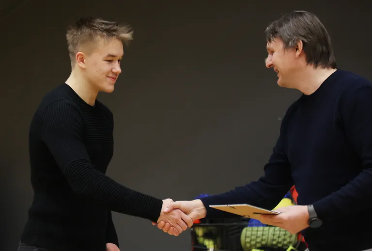 Noor võrkpallur Karl Jakobson (vasakul) võtab Järvamaa kogukonnafondi juhatuse liikmelt Valev Väljaotsalt vastu noore võrkpalluri stipendiumi.