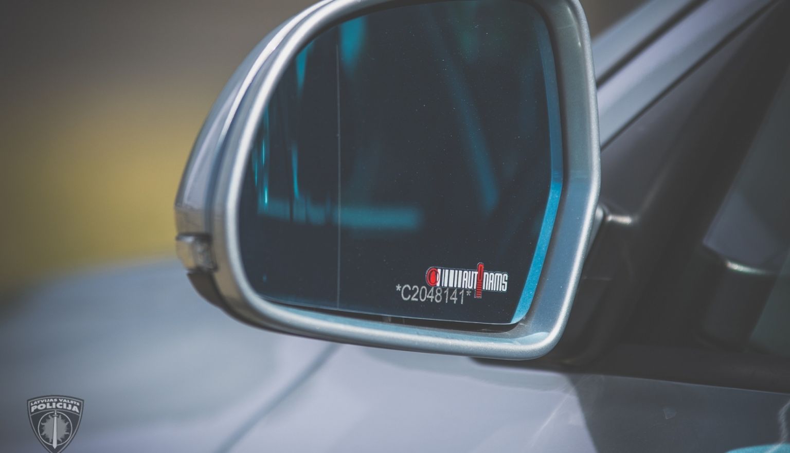 Автомобильное боковое зеркало заднего вида. Иллюстративное фото