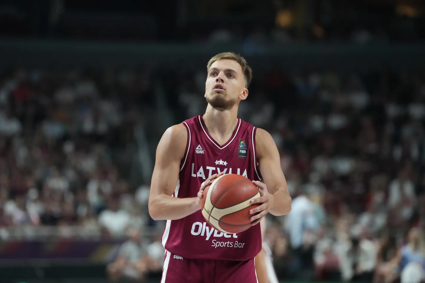 Latvijas basketbola izlases spēlētājs Artūrs Žagars Olimpiskās kvalifikācijas turnīra pusfināla spēlē bakstebolā vīriešiem starp Latvija un Kamerūnas valstsvienībām "Arēnā Rīga".