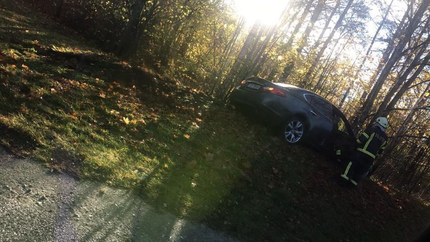 Kokkupõrke tagajärel teelt välja vastu puud sõitnud auto.