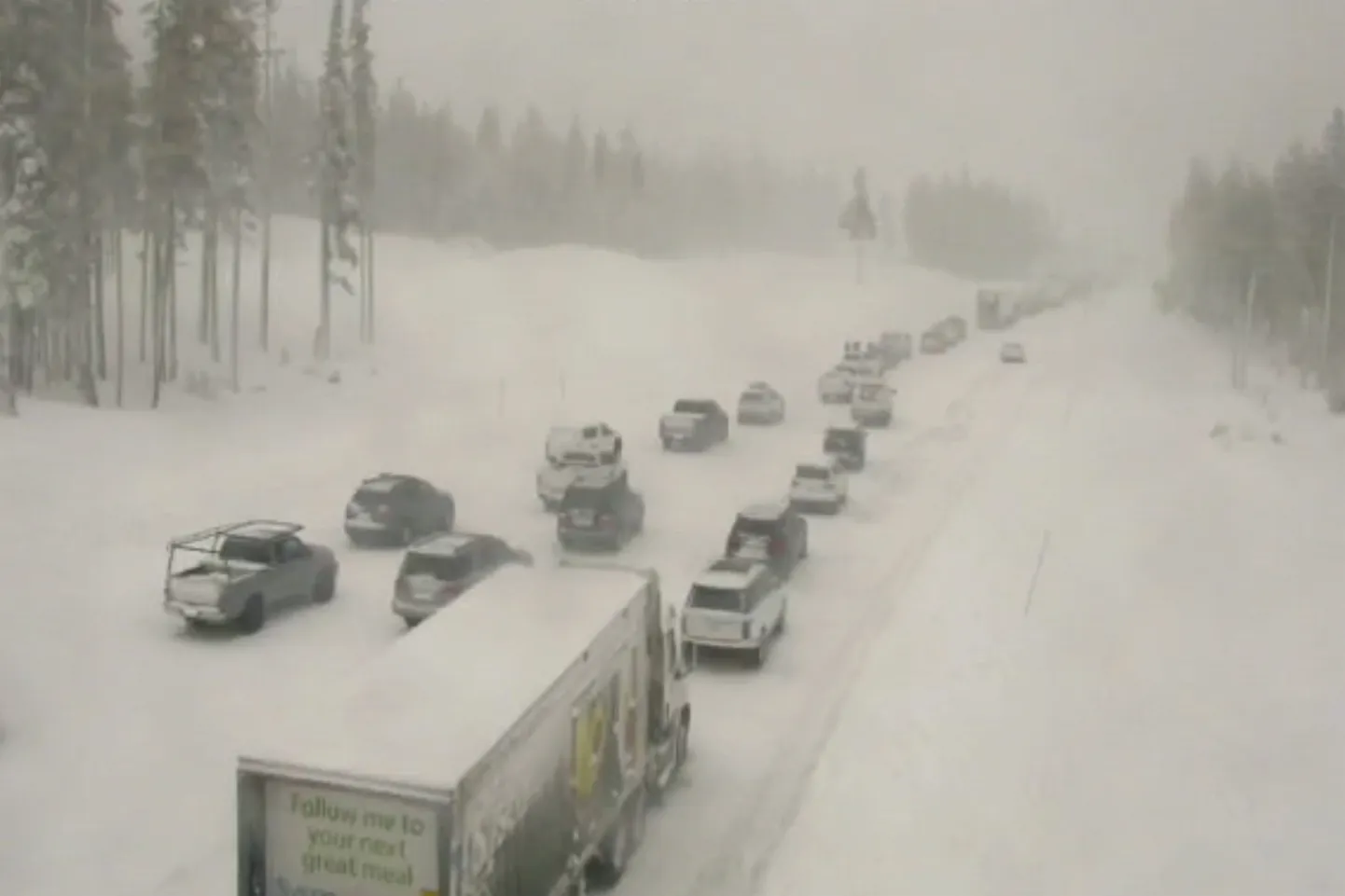 Tiheda lumesaju tõttu katkes liiklus Californias Sierra Nevadas Donneri kurus.