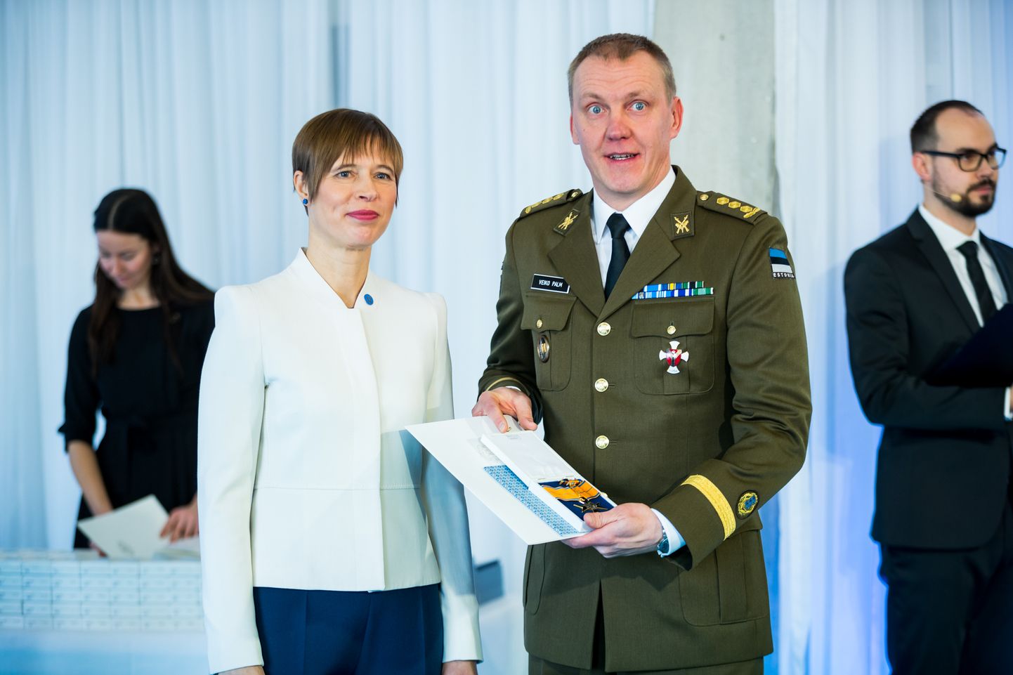Kolonel Veiko-Vello Palm sai president Kersti Kaljulaidilt Kotkaristi III klassi teenetemärgi.