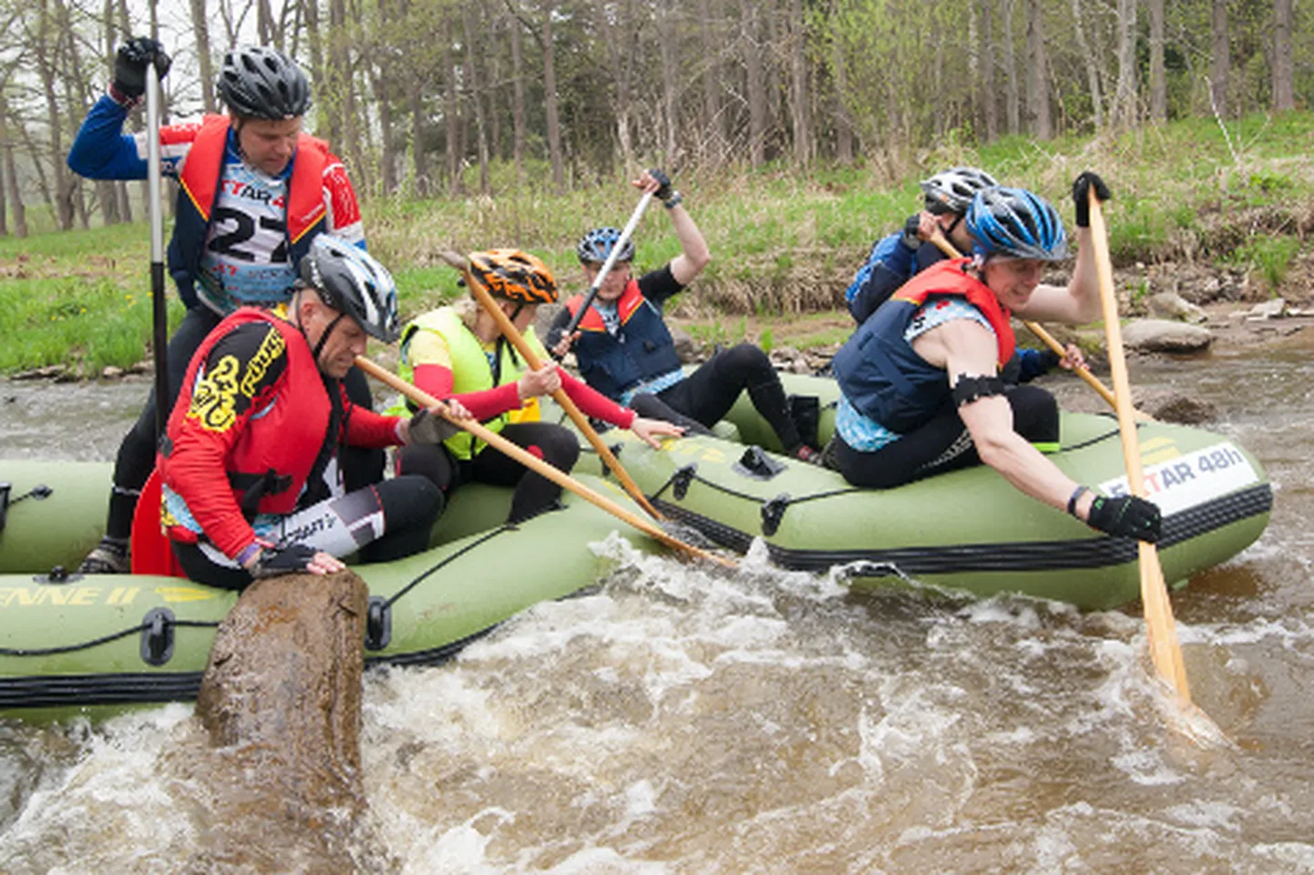 Kui võistlustrassi läbikatsetamisel oli rafting Pühajõel kümme minutit pikk, siis vahepeal kokku kuivanud jõel kummipaatidega sõitmine muutus laveerimiseks kändude vahel.