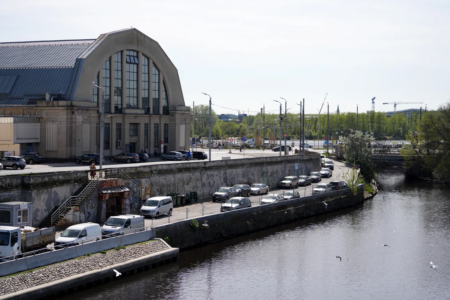 Pilsētas kanāls un skats uz Rīgas Centrāltirgus paviljonu.