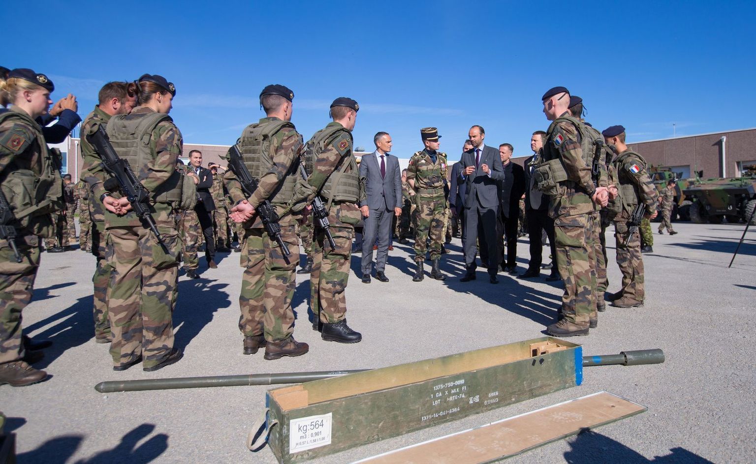Arnaud Danjean (vasakpoolne ülikonnas mees)ja peaminister Édouard Philippe möödunud nädalal Tapa siin NATO eelpaigutatud pataljonis teenivaid kaitseväelasi külastamas.