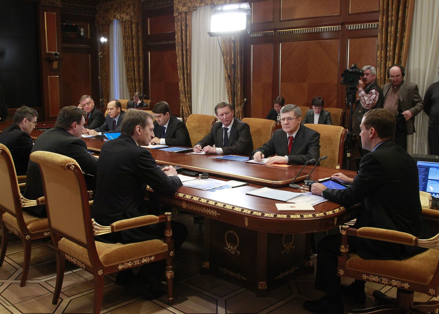 Dmitri Medvedev (paremal) korraldas oma Gorki residentsis transpordijulgeolekuga seotud nõupidamise.