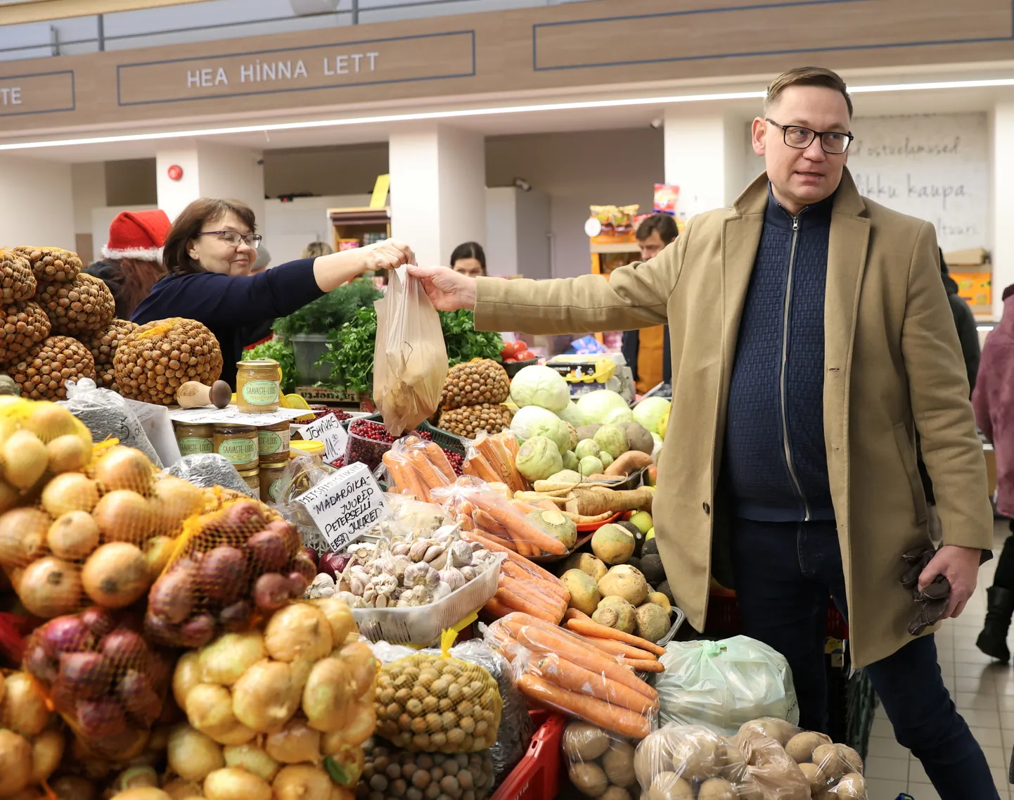 Tartu turuhoonest soetas jõuluroa valmistamiseks vajalikku pastinaaki endine minister ja telesaates «Masterchef Eesti» osalenud Peep Peterson.