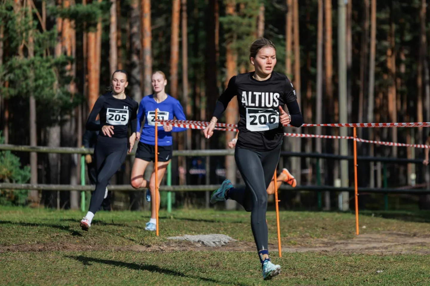 Viola Hambidge edestas Eesti karikavõistlustel kaaslinlast Merili Tiiki kolme sekundiga.