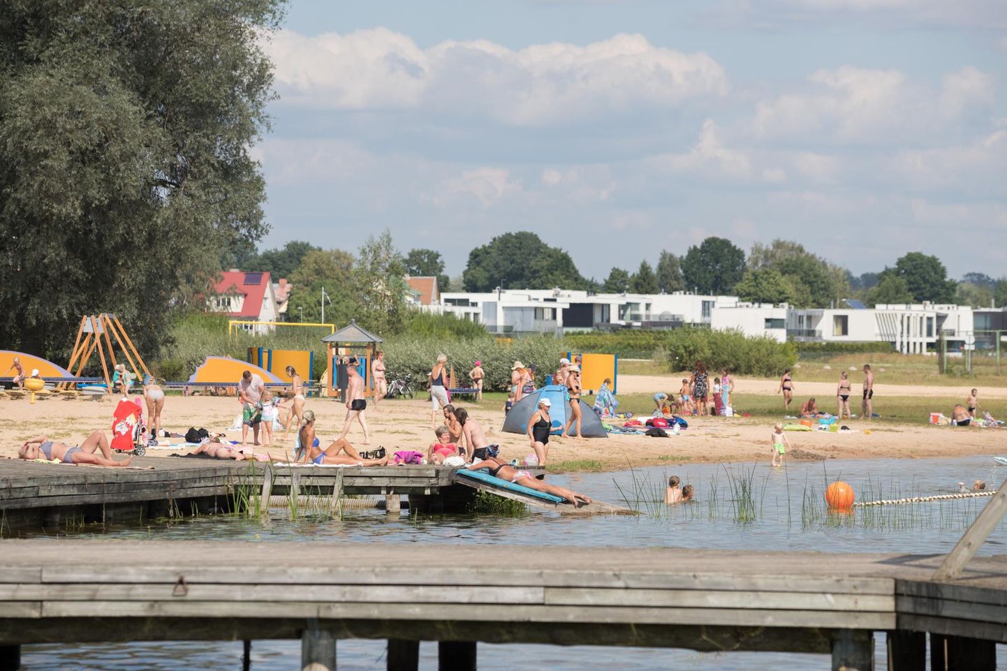 Eile pärastlõunal oli Viljandi järve rannas hinnanguliselt paarsada inimest. Nädalavahetusel suvitajate arv tõenäoliselt mitmekordistub.