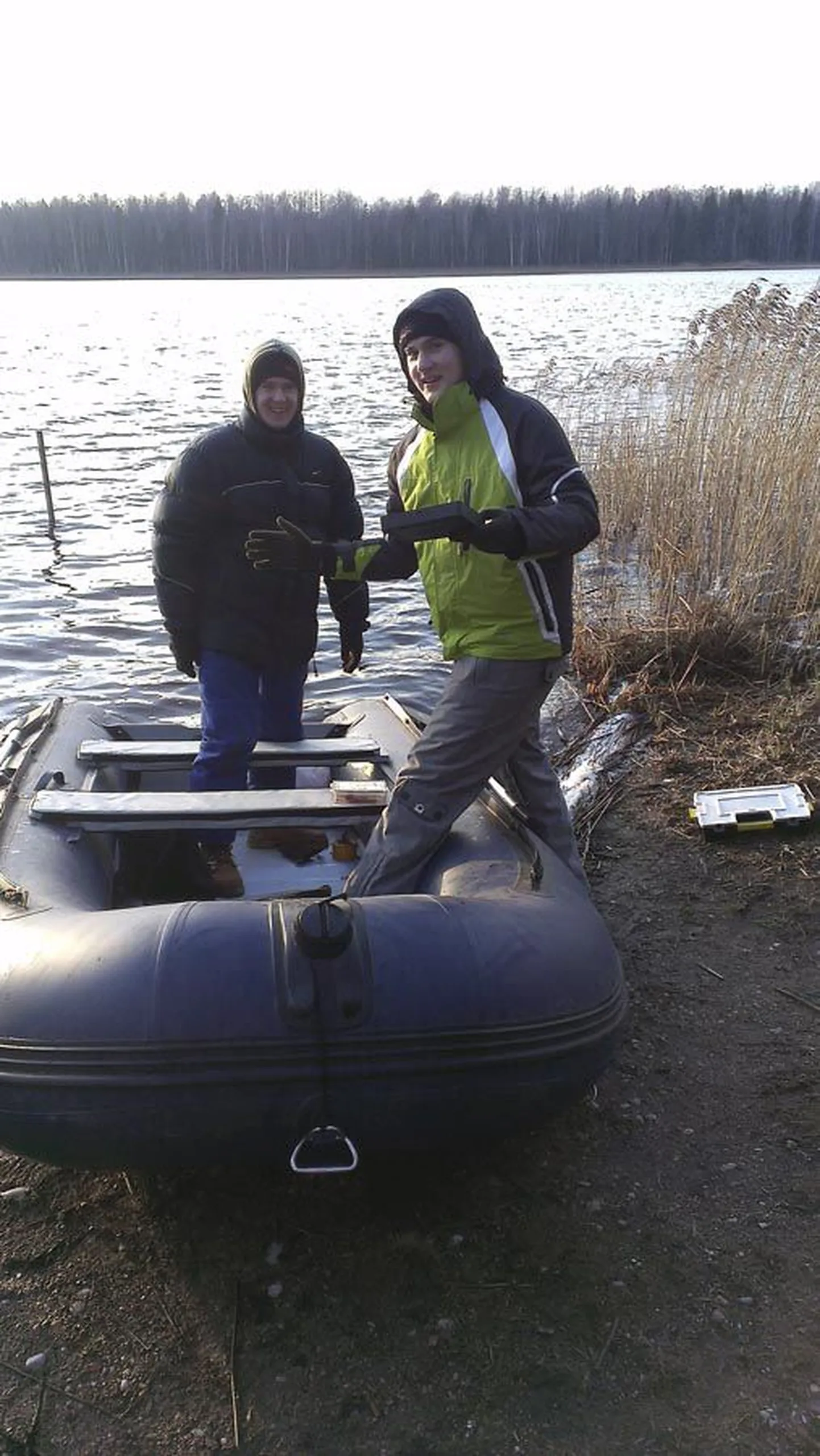 See, et kalasaak jäi aasta viimasel päeval kesiseks, Heirel Reinbachi (tagumine) ja Joosep Põllumäed ei häirinud. Tuju aitas üleval hoida paras suhkrukogus, mille nad said meega pärnaõieteest ja lehmakommidest.