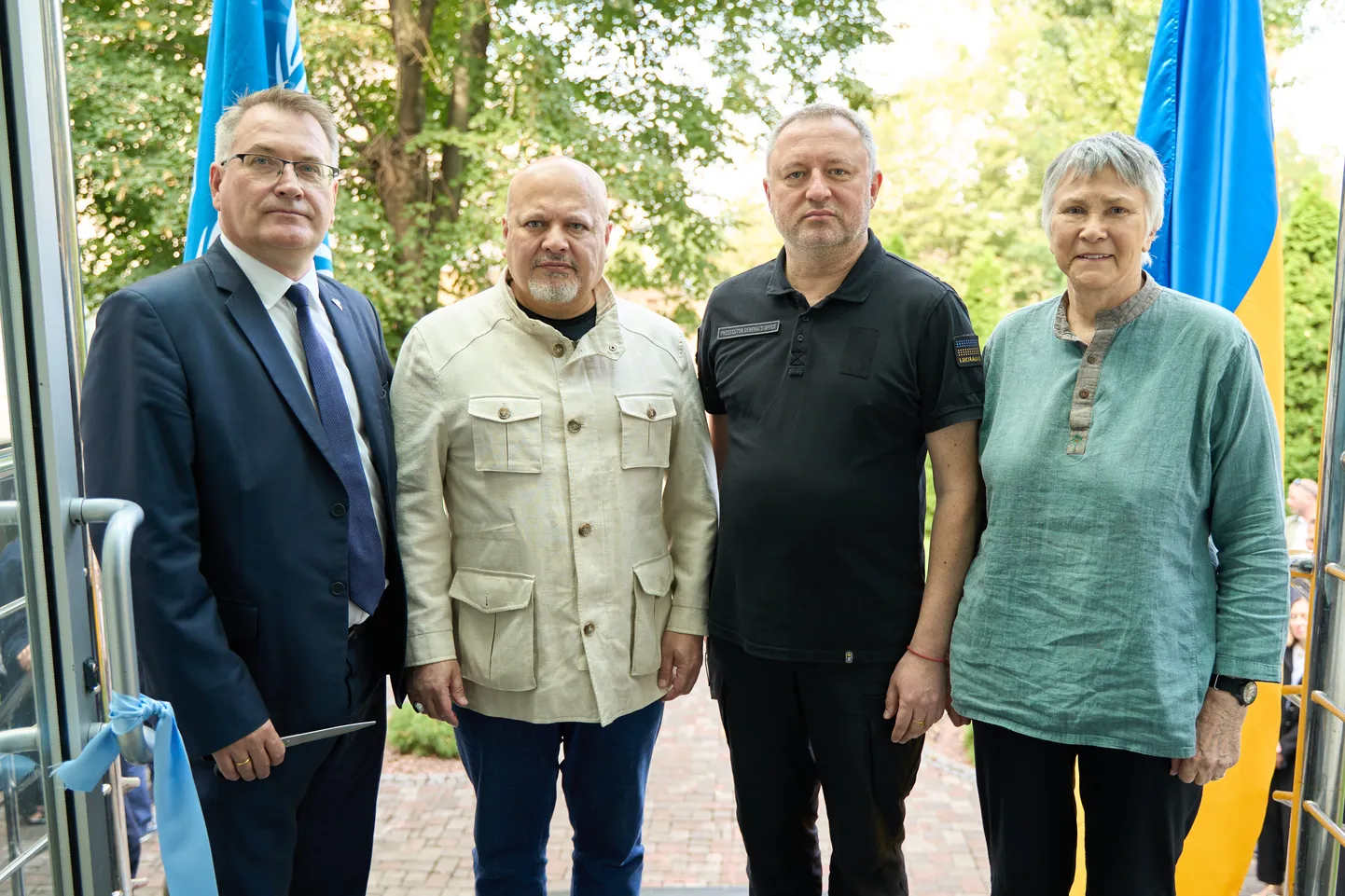 Kaupo Känd (vasakul) täna Kiievis Rahvusvahelise Kriminaalkohtu büroo avamisel koos kohtu peaprokuröri Karim Khani, Ukraina peaprokuröri Andri Kostini ja ICC uurijate meeskonna juhiga Ukrainas Brenda Hollisega.