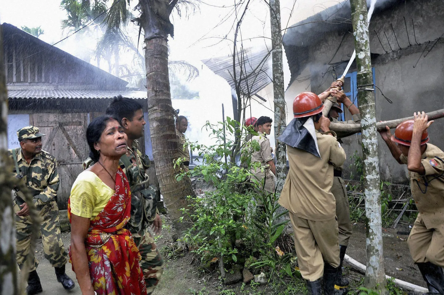 Tuletõrjujad kustutavad märatsejate poolt süüdatud elumaja.