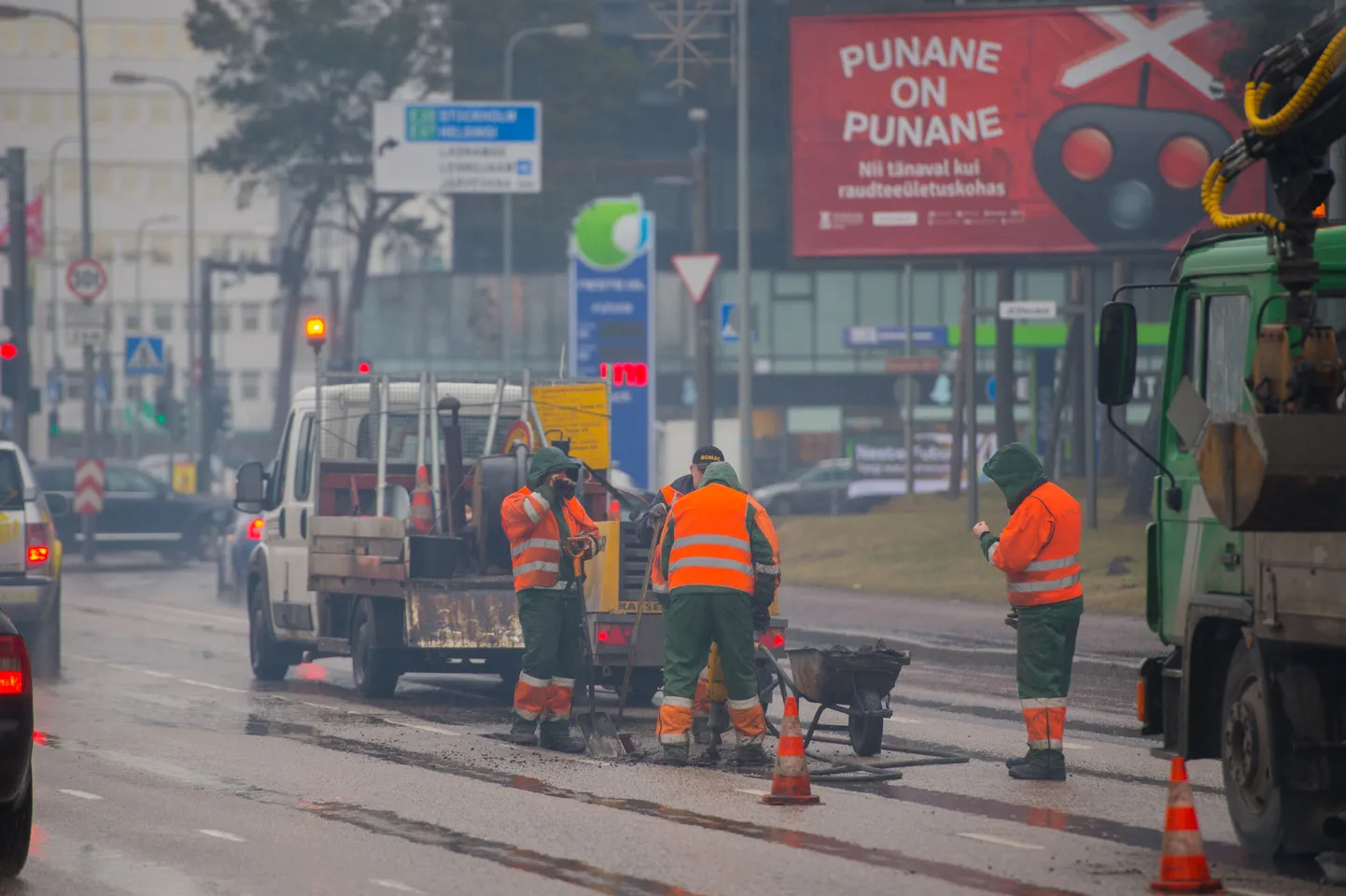 Löökaukude parandamine Pärnu maanteel.