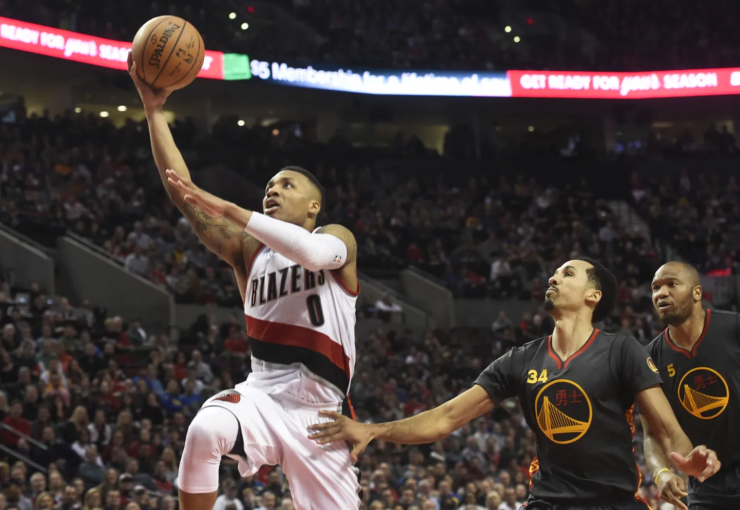 Damian Lillard (vasakul).