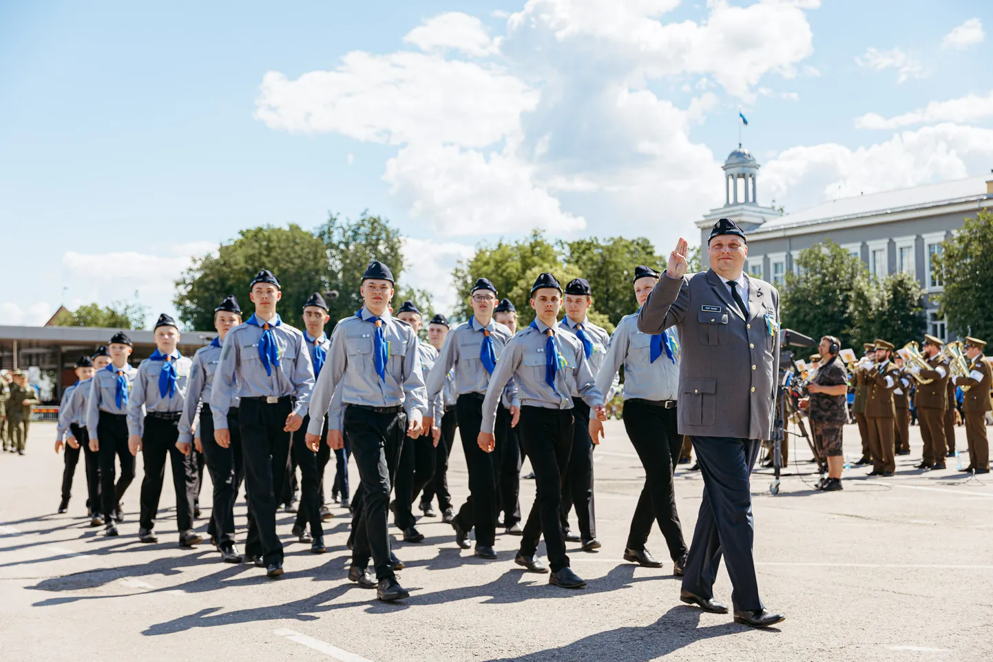 Парад в честь Дня победы прошел в 2024 году на Петровской площади Нарвы. На фото отряд "Молодых орлов".