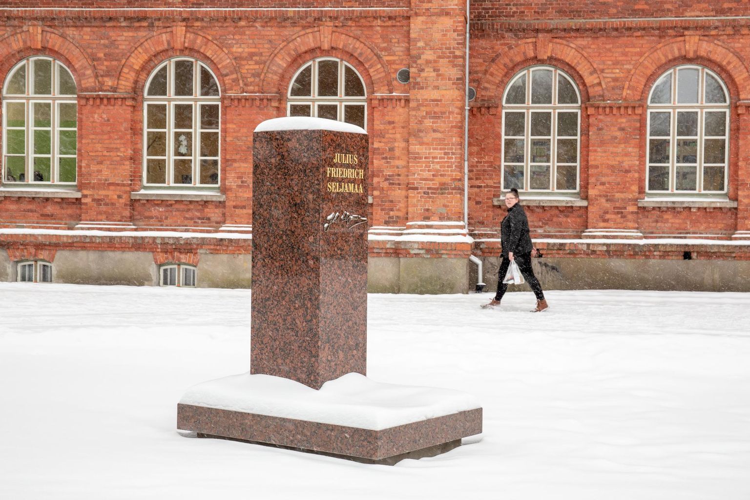 Sindi gümnaasiumi esisel platsil on paigas Julius Friedrich Seljamaa monumendi alus, avamine toimub 2. veebruaril.