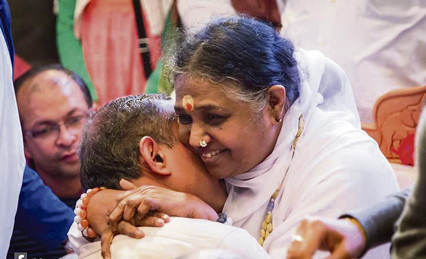 Sri Mata Amritanandamayi Devi on kuulsaim elav naispühak maailmas, kelle emaliku kallistuse osaliseks on viimase 30 aasta jooksul saanud kümned miljonid inimesed.