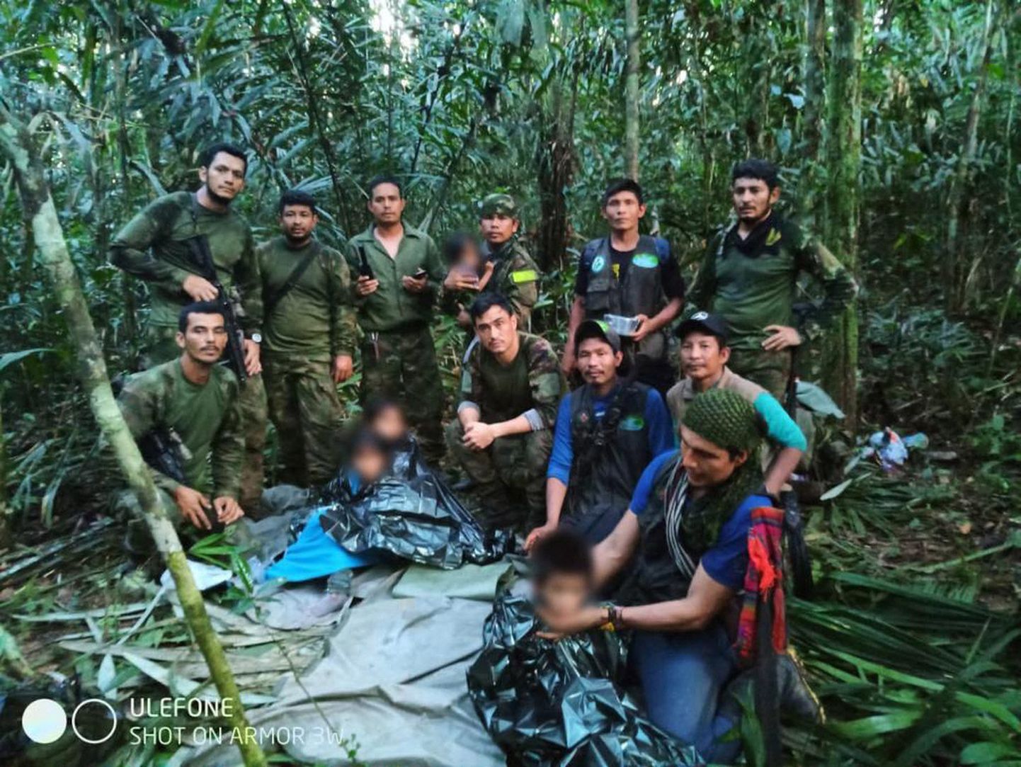 Sel Colombia presidendikantselei fotol on näha päästjate jõupingutuste vili - armee osalusel aset leidnud operatsiooniga leiti selvast elusana neli põliselanikust last vanuses üks kuni 13 eluaastat.