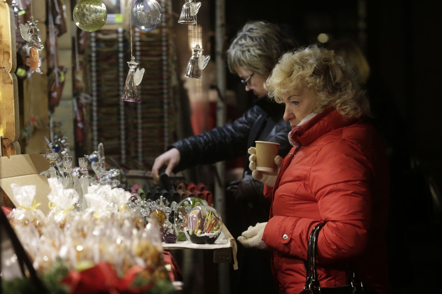 Lätis elavatel aga Venemaalt pensioni saavatel inimestel ei tule väga rõõmsad jõulud: hinnad on eurodes, aga pensioni arvestatakse järjest enam väärtust kaotavates rublades. Pildil jõululaat Riias.