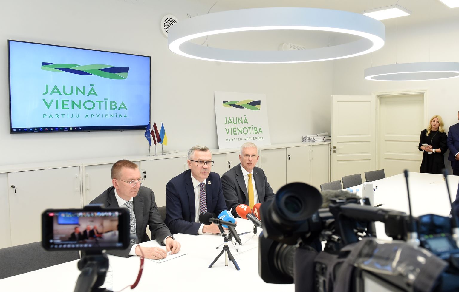 Partiju apvienības "Jaunā vienotība" Valsts prezidenta amata kandidāts, ārlietu ministrs Edgars Rinkēvičs (no kreisās), Saeimas frakcijas "Jaunā Vienotība" vadītājs, Saeimas deputāts Ainars Latkovskis un Ministru prezidents, "Jaunā vienotība" valdes priekšsēdētājs Krišjānis Kariņš piedalās preses konferencē. Ilustratīvs attēls