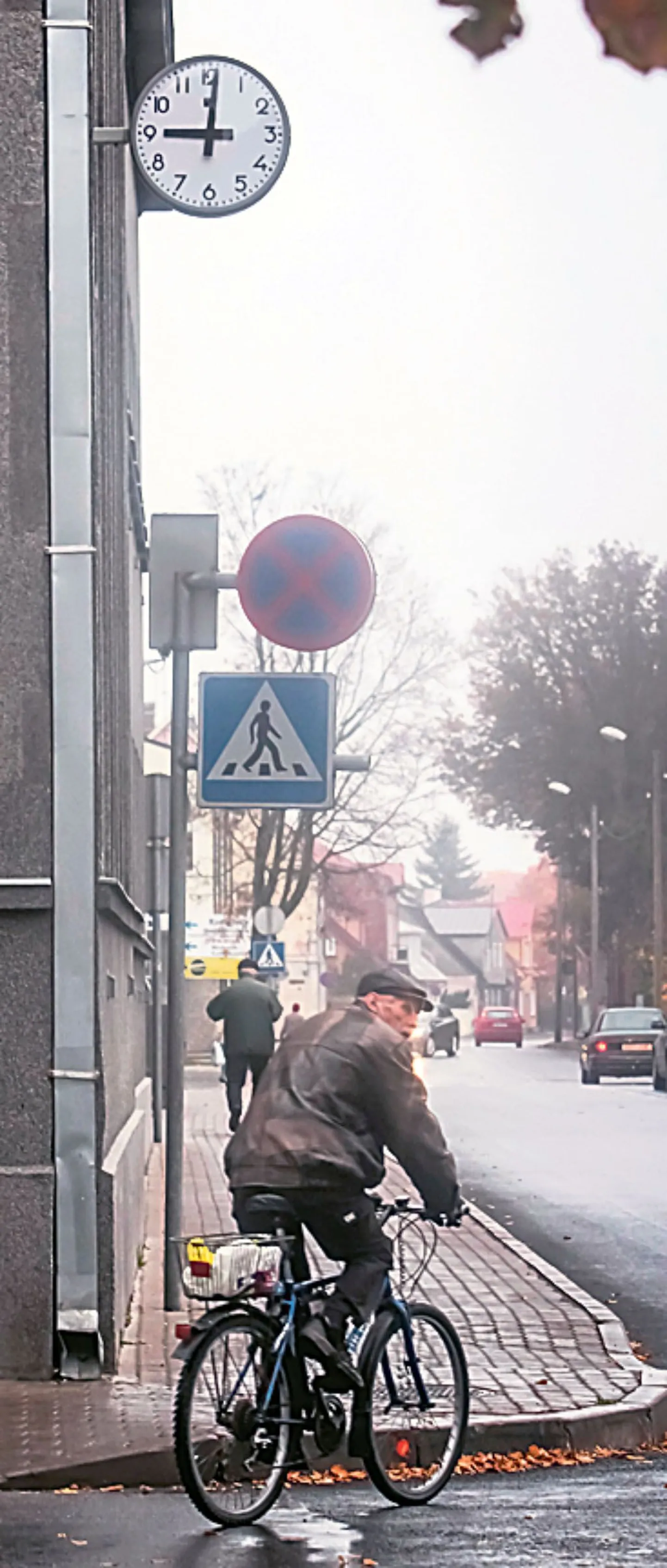 Teisipäeval näitas linnavalitsuse fassaadi külge kinnitatud uhiuus kell minuti pealt õiget aega.