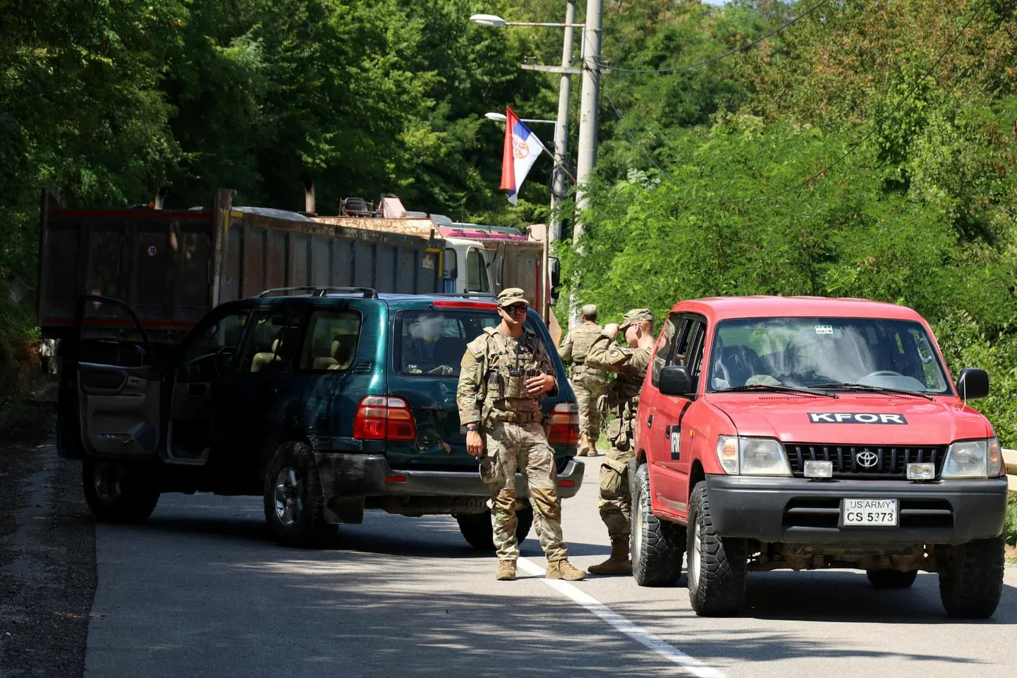 NATO juhitavate rahvusvaheliste rahuvalvejõudude koosseisu kuuluv USA sõdur eile teeblokaadi juures Põhja-Kosovos Zupçis. Pärastlõunal kõrvaldati teelt takistused.