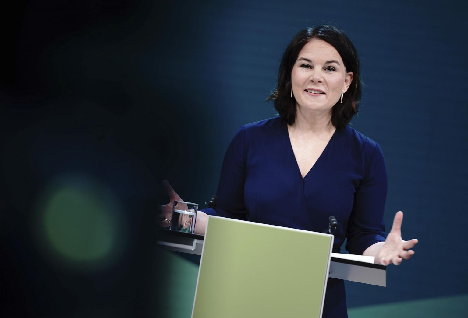 Äsja roheliste kantslerikandidaadiks nimetatud Annalena Baerbock eelmisel nädalal Berliinis ajakirjanike ees. 