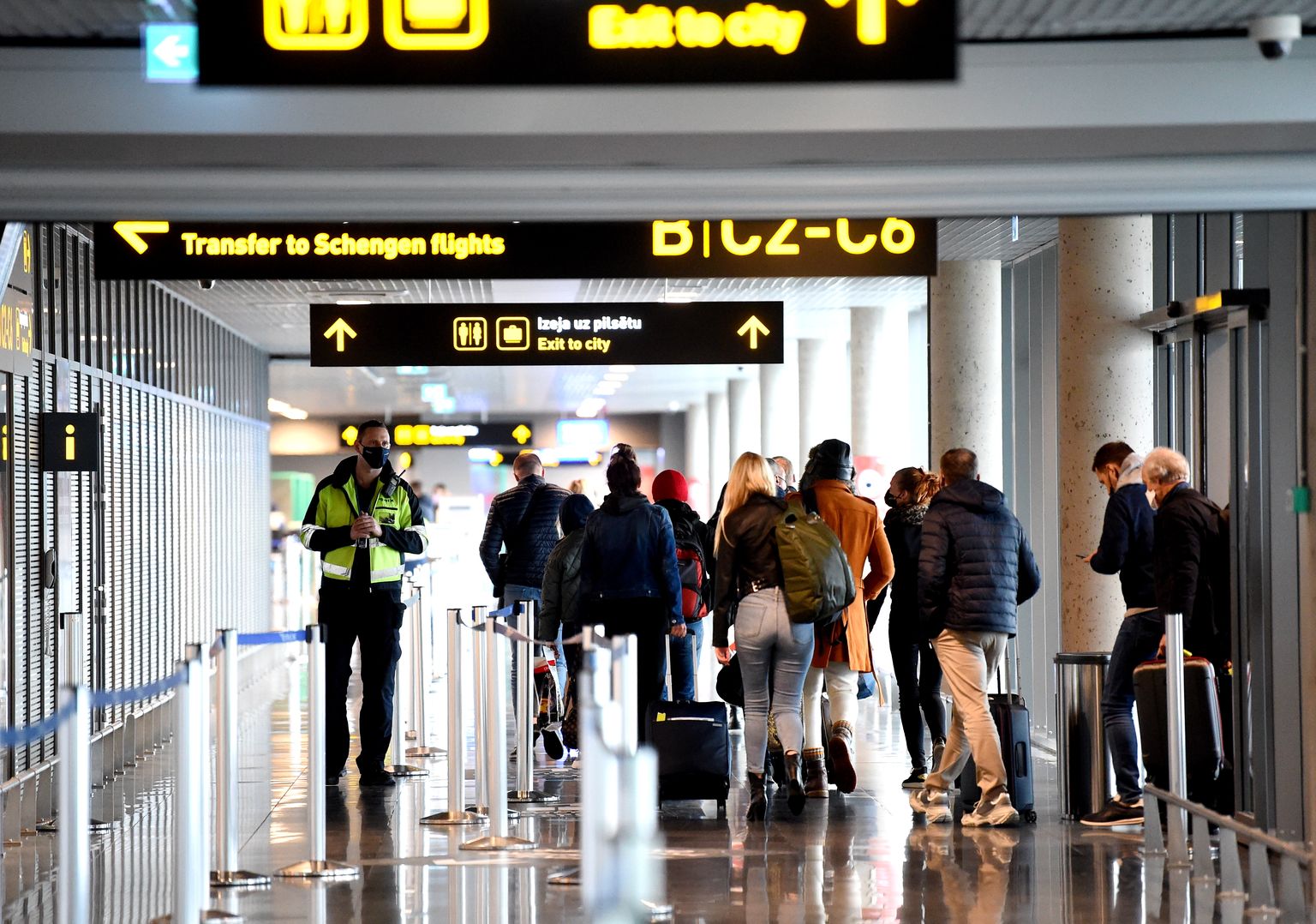 Pasažieri ielidošanas terminālī starptautiskajā lidostā "Rīga". Ilustratīvs attēls.