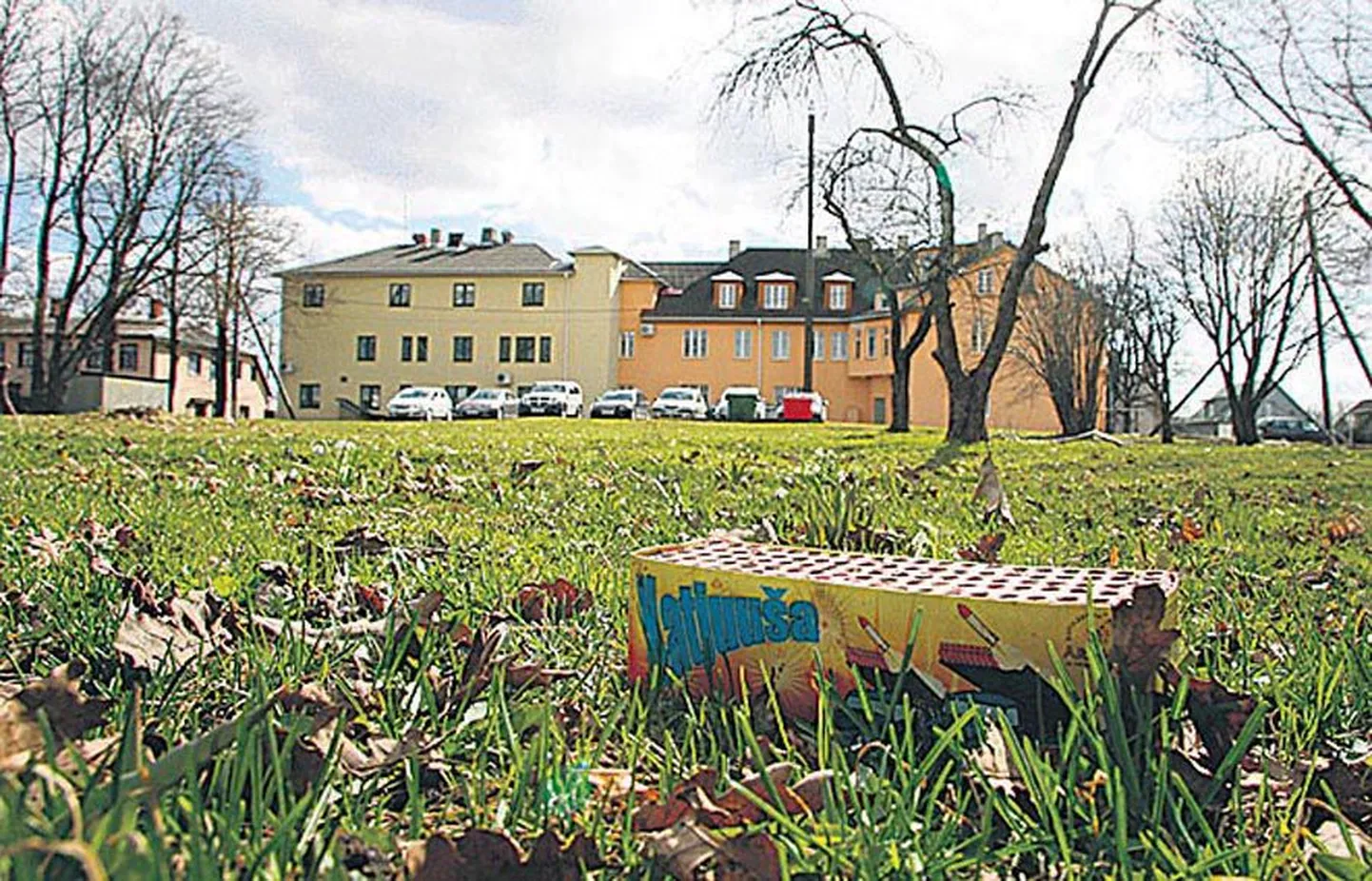 Üks koht, mis maikampaania ajal peaks puhtaks saama, on tervisekeskuse taga asuv õunaaed.