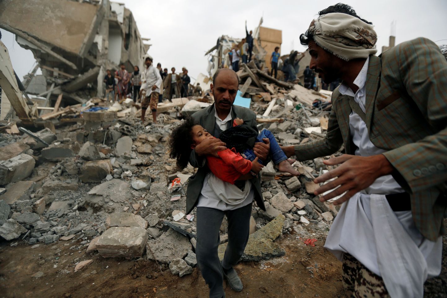 Jeemeni mees tassib Saudi-Araabia õhurünnakus viga saanud tüdrukut