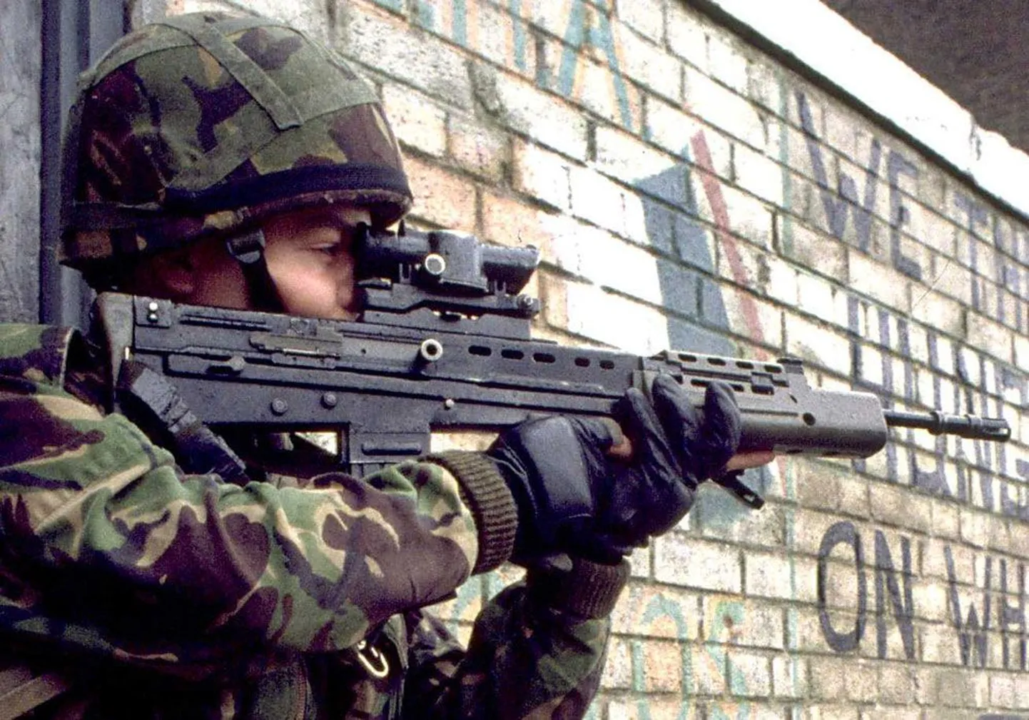 Aasta 1991 Belfasti tänaval: vormis ja relvastatud sõjaväelased, nagu ka poliitiline vägivald, oli toona veel täiesti tavapärane nähtus.