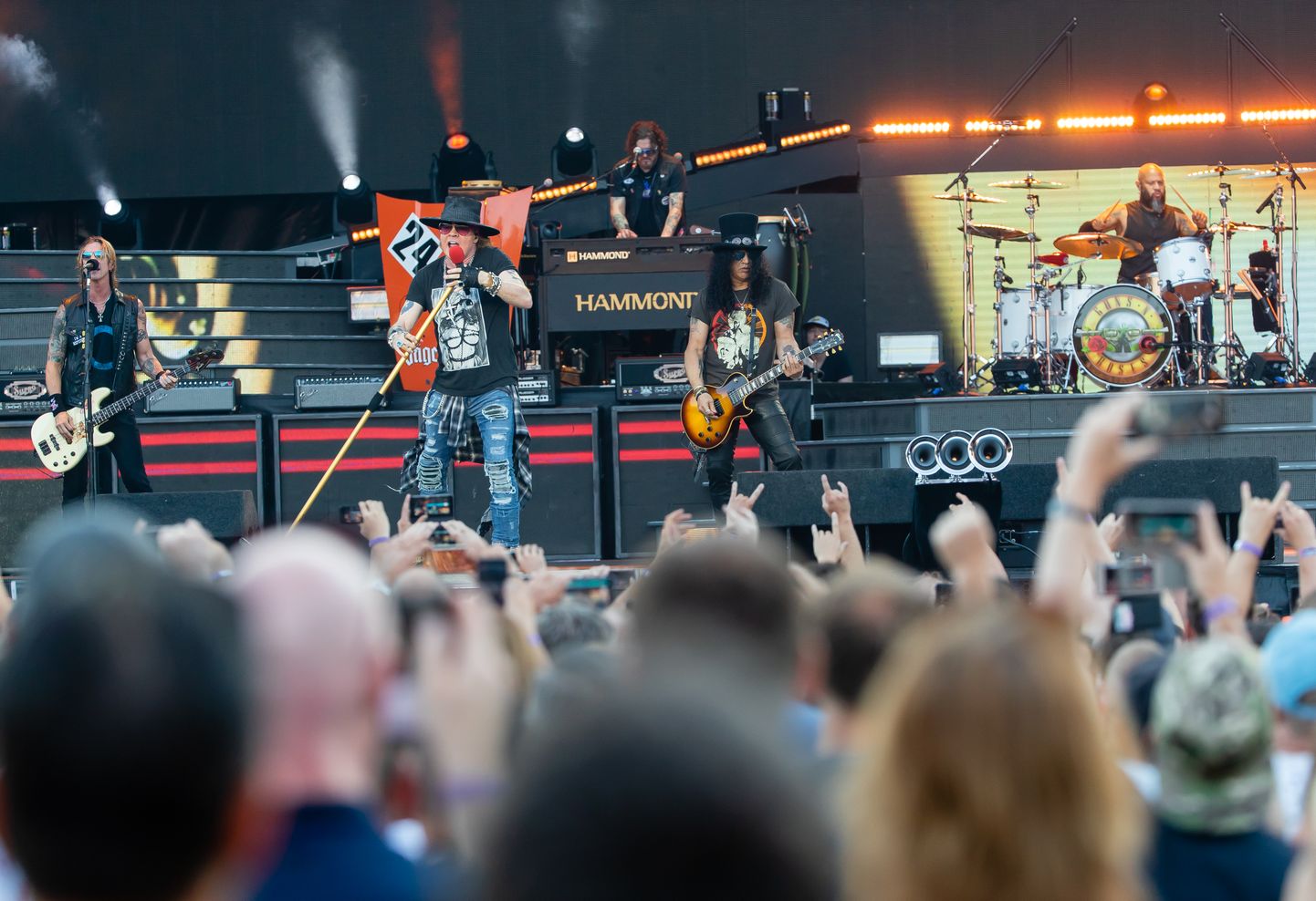 Guns N' Rosesi kontsert Tallinnas. Vasakult Duff McKagan, Axl Rose, Dizzy Reed, Slash ja Frank Ferrer.
