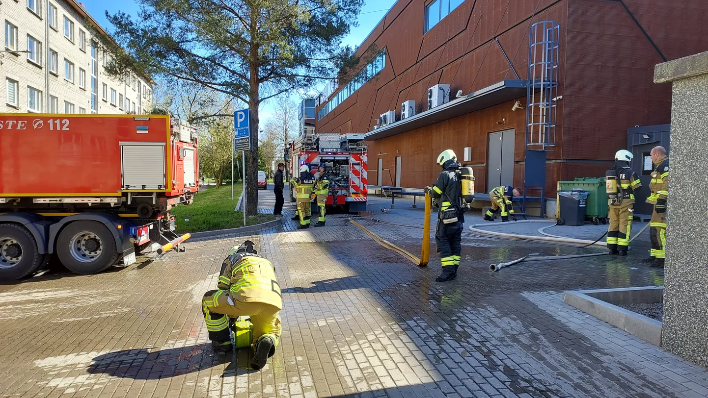 Kolme autoga kohale saabunud päästjad hoidsid ära tule leviku hoonesse.