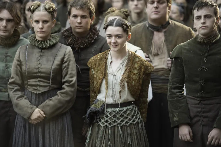 Keskel Maisie Williams, kes kehastab Arya Starki