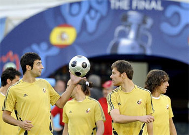 2008. gada 28. jūnijs, Vīne. Spānijas nacionālās vienības spēlētāji "Ernst Happel" stadionā treniņā pirms gaidāmā finālmača. 