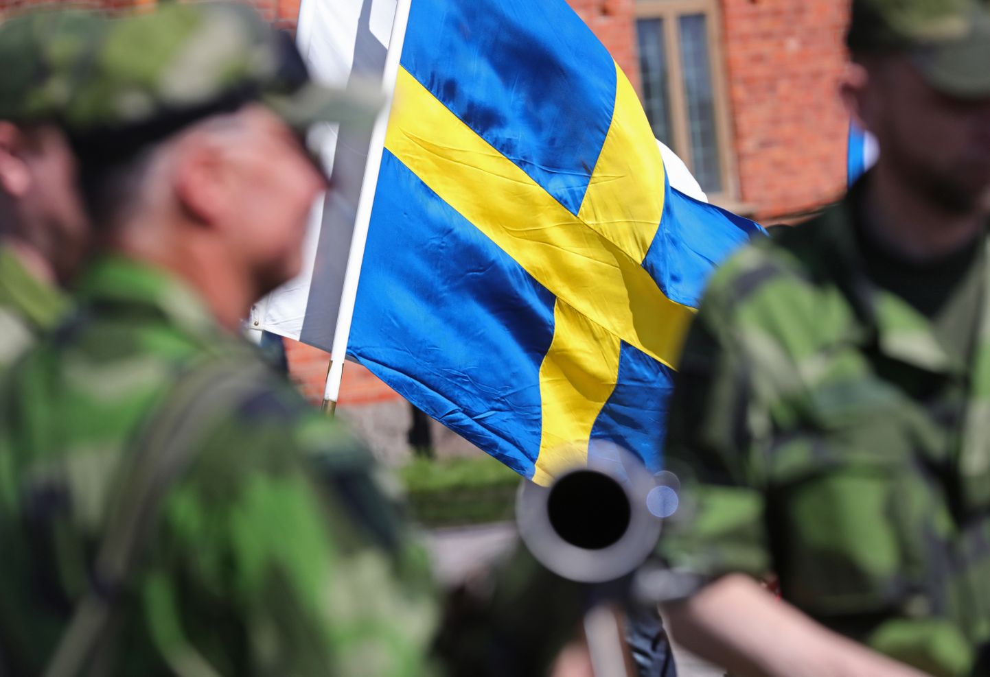 Rootsi lipp ja sõjaväelased. Pilt on illustreeriv.