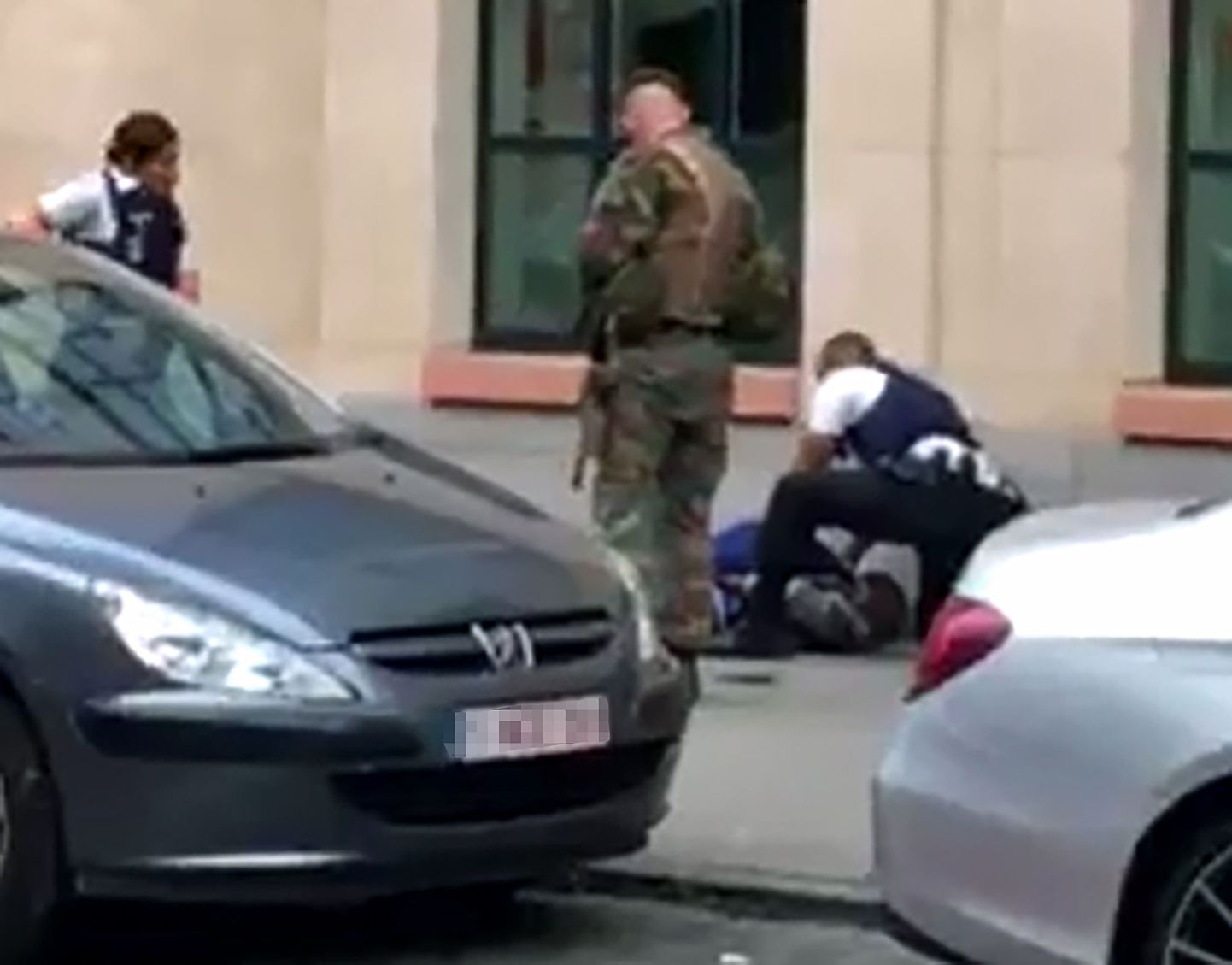 Brüsselis ründas noaga mees sõdureid