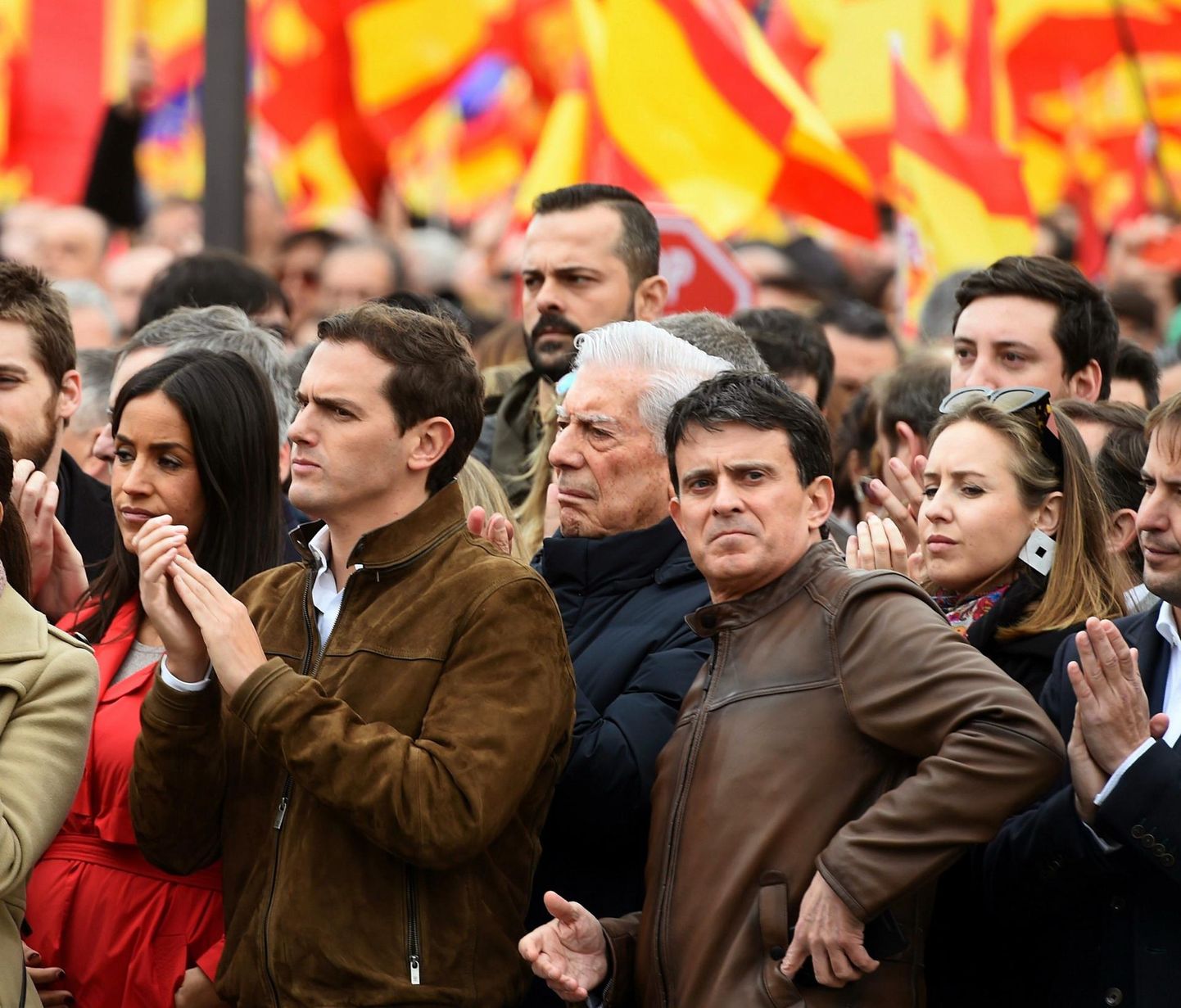 Veebruaris Madridis sotsialistide valitsuse ja Kataloonia separatistide vaheliste kõneluste vastu protesteerides seisid Ciudadanose juht Albert Rivera (esiplaanil vasakul) ning tema partei nimel Barcelona linnapeaks kandideerinud Manuel Valls veel külg külje kõrval. Nüüdseks on nende teed poliitiliste erimeelsuste tõttu lahknenud.