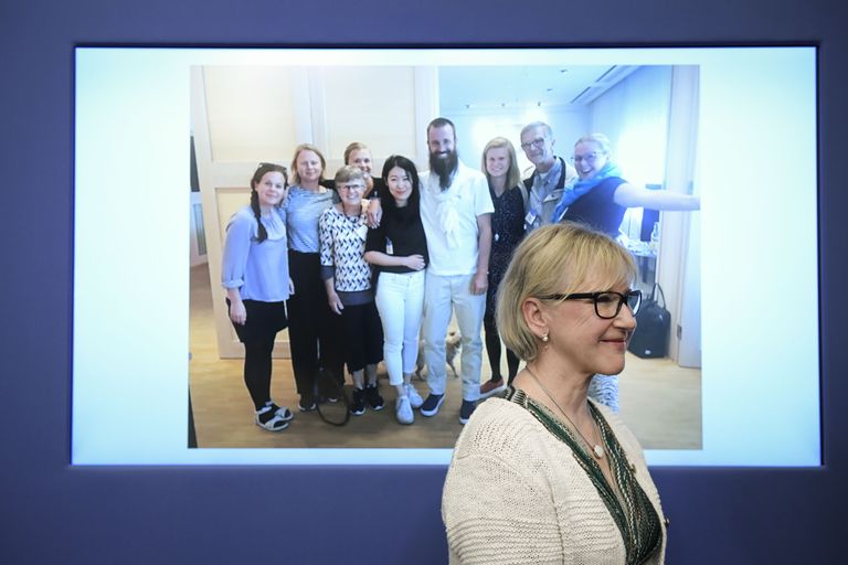 Rootsi välisminister Margot Wallström ja foto, millel on vabanenud rootslane koos perega